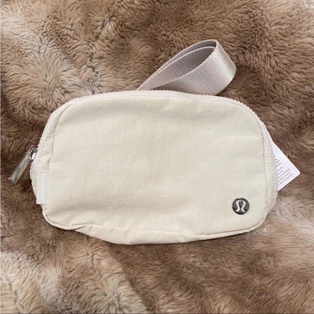 LULULEMON ✨ NwT ✨ White Opal Everywhere Belt Bag​​​​​​ - Picture 2 of 7